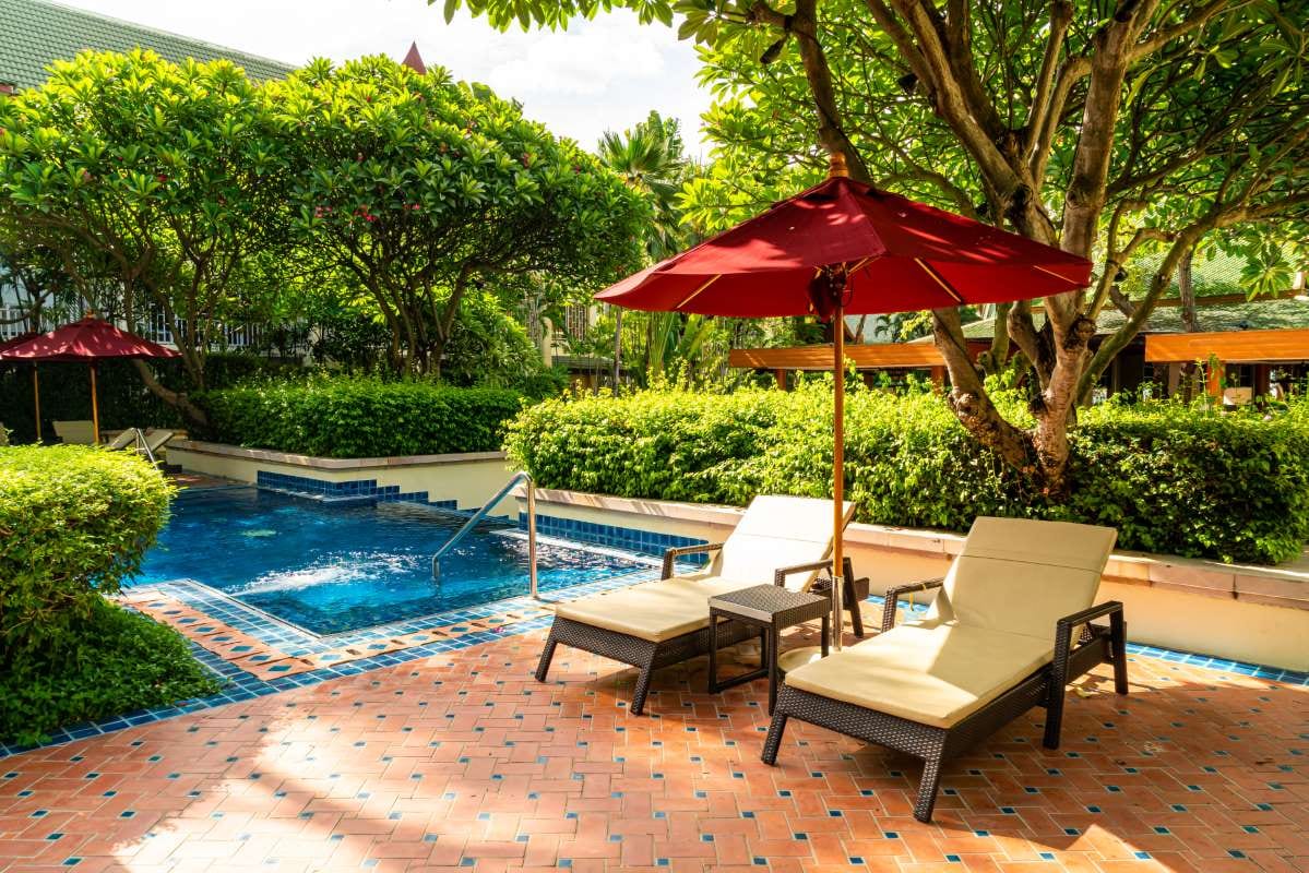 Review vs Remind Clients: Which Is Better for Pool Billing?